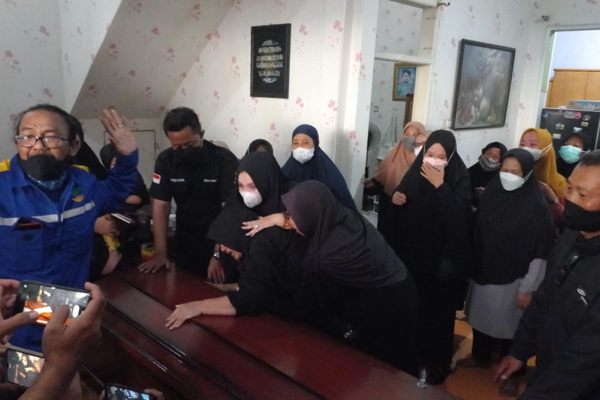 Suasana duka menyelimuti kediaman Andini Azzahra Putri di RT 004 RW 006, Kampung Areman, Kelurahan Tugu, Kecamatan Cimanggis, Depok pada Senin (17/10/2022).