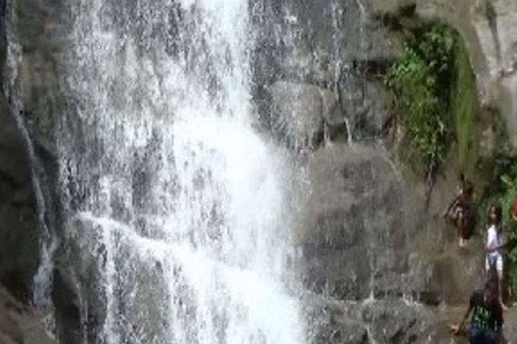 Air terjun bertingkat 8 di puncak Gunung Malute, Desa Malute, Mamasa, Sulawesi Barat kini populer lewat medsos.