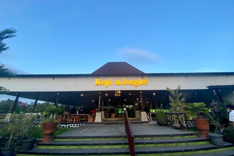 Tampak depan Kopi Njongke, tempat makan dan kumpul dengan view sawah yang asri di Sleman, DIY. 