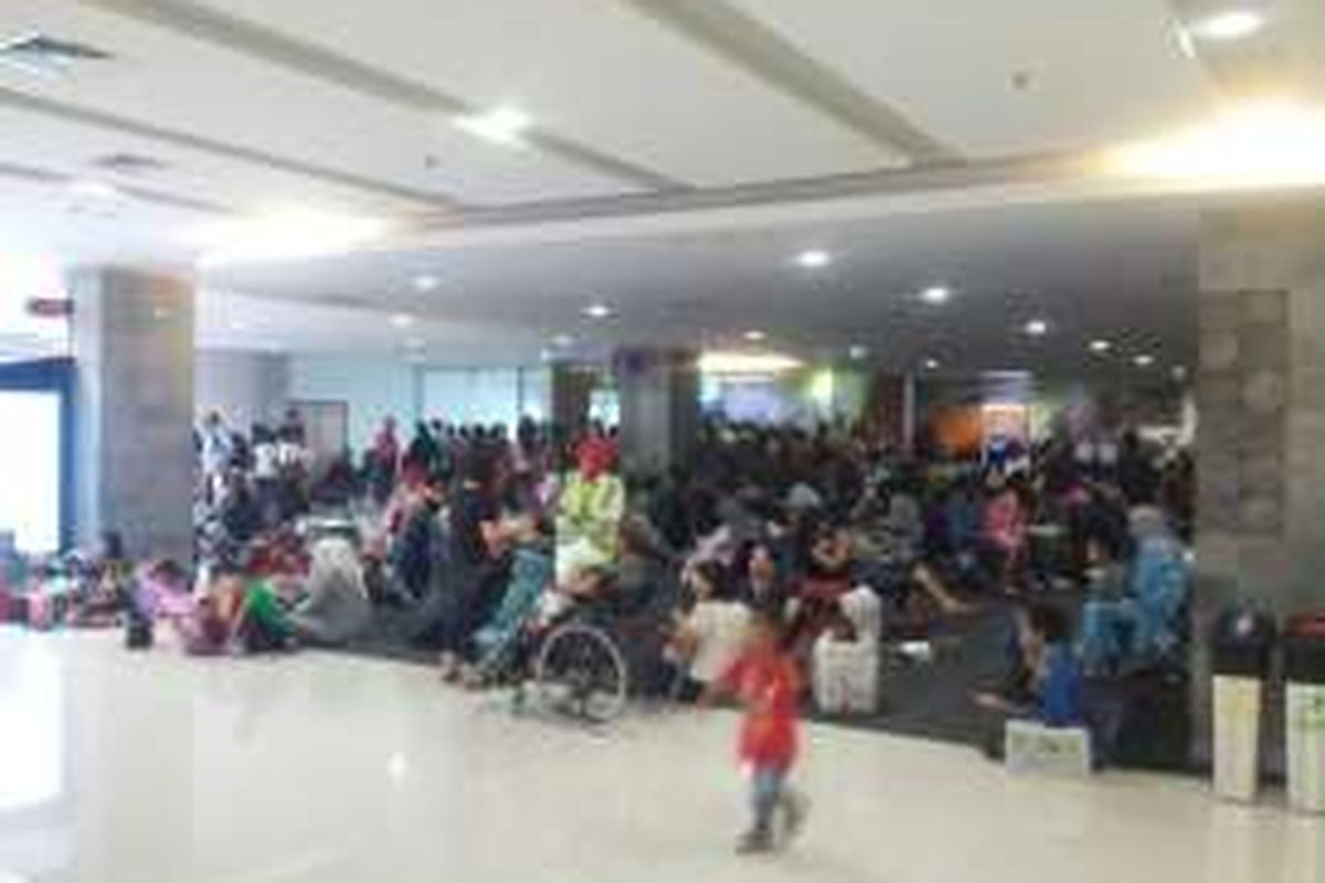 Suasana penumpang sedang menunggu keberangkatan di gate 5 dan 6, Bandara Ngurah Rai, Selasa(10/5/2016)