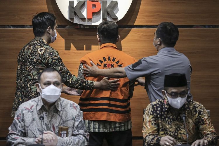 Direktur Pemeriksaan dan Penagihan Direktorat Jenderal Pajak tahun 2016-2019 Angin Prayitno Aji (tengah) digiring petugas untuk mengikuti konferensi pers usai menjalani pemeriksaan di Gedung Merah Putih KPK, Jakarta, Selasa (4/5/2021). KPK menetapkan Angin Prayitno Aji dan lima orang lainnya sebagai tersangka kasus dugaan tindak pidana korupsi penerimaan hadiah atau janji terkait dengan pemeriksaan perpajakan tahun 2016 dan tahun 2017 di Direktorat Jenderal Pajak. ANTARA FOTO/Dhemas Reviyanto/wsj.