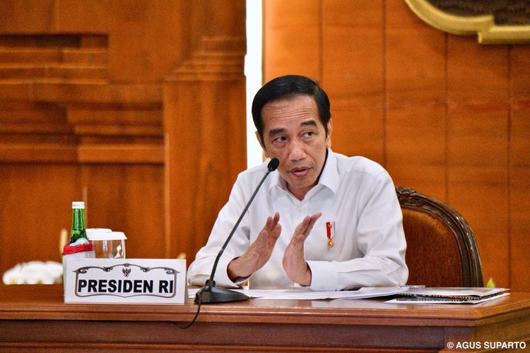 Presiden Joko Widodo pada Kamis (25/6/2020) pagi, bertolak menuju Jawa Timur. Ini adalah pertama kalinya Jokowi melakukan kunjungan kerja di masa new normal atau tatanan baru pandemi virus corona Covid-19. 