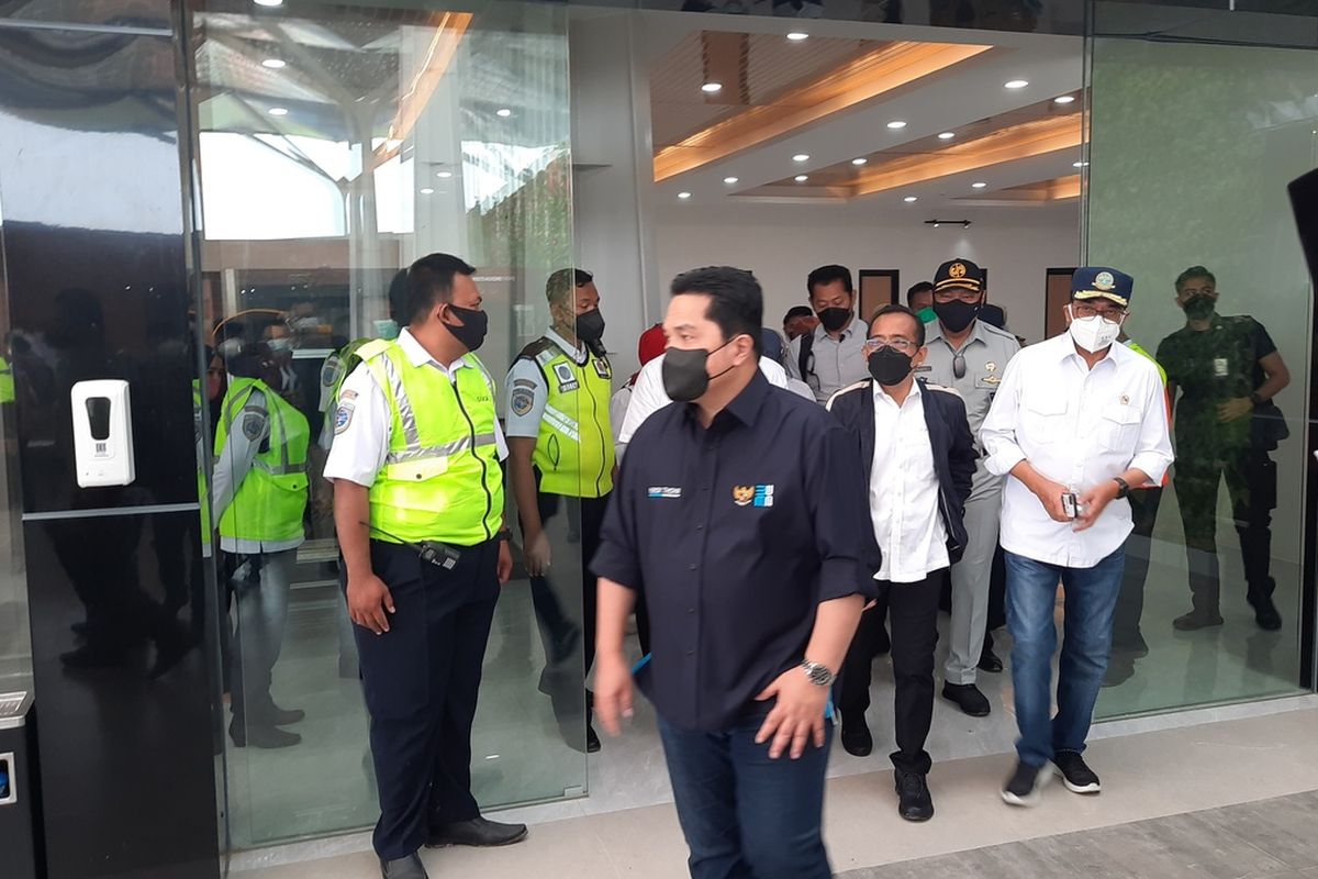 Menteri BUMN Erick Thohir, Menteri Perhubungan Budi Karya Sumadi dan Menteri Sekretaris Negara Pratikno mengunjungi Bandara Ngloram di Cepu, Blora, Minggu (22/8/2021)