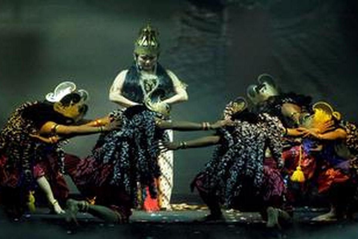 Pementasan wayang orang bertajuk Gatotkaca Jadi Raja - Battle For The Throne karya sutradara Mirwan Suwarso, di The Hall Senayan City, Jakarta, Sabtu (4/2/2012). Pementasan yang didukung dengan sinema, wayang kulit, seni tari dan orkestra ini mengangkat kisah tentang perjuangan Gatotkaca menjadi Raja pringgodani yang mendapat tantangan dari pamannya Brojodento. KOMPAS IMAGES/BANAR FIL ARDHI