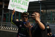Warga Heboh Lihat “Valentino Rossi” Bagi-bagi Takjil di Sudirman