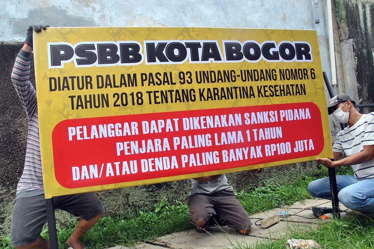 Pekerja menyelesaikan pembuatan rambu untuk penerapan Pembatasan Sosial Berskala Besar (PSBB) di wilayah Kota Bogor di Bogorled Teknolindo, Tegal Gundil, Kota Bogor, Jawa Barat, Senin (13/4/2020). Sebanyak 30 rambu yang terdiri dari rambu peringatan dan pemeriksaan tentang penerapan PSBB tersebut akan ditempatkan di sejumlah ruas jalan utama dan perbatasan di Kota Bogor yang akan dilaksanakan pada hari Rabu, 15 April 2020 mulai pukul 00.00 WIB. ANTARA FOTO/Arif Firmansyah/wsj.