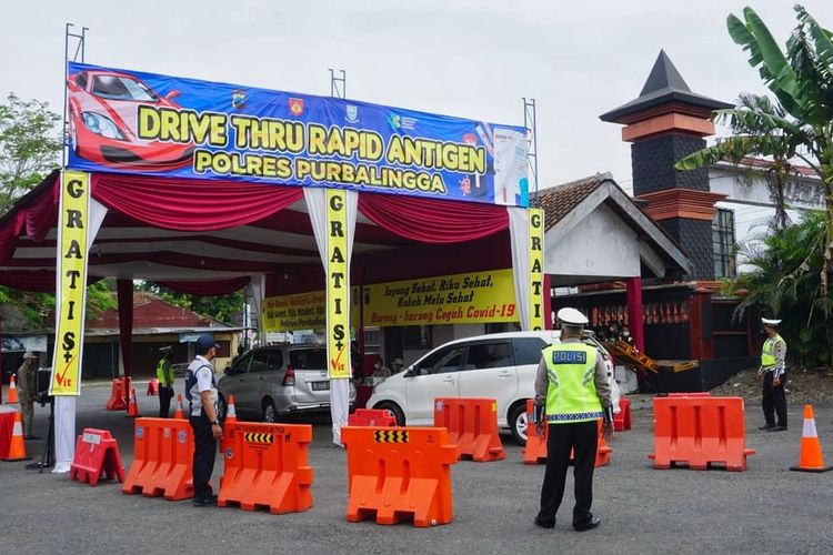 Polres Purbalingga membuka layanan tanpa turun (lantatur) atau drive thru rapid tes antigen gratis di tugu perbatasan Kabupaten Purbalingga, Jawa Tengah, Rabu (19/5/2021).