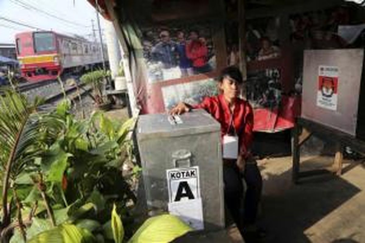 Tempat pemungutan suara Pemilu Presiden di kawasan kumuh Kota Jakarta, Rabu (9/7/2014). Pemilu memilih dua calon presiden yaitu Prabowo Subianto berpasangan dengan Hatta Rajasa dan Joko Widodo berpasangan dengan Jusuf Kalla.