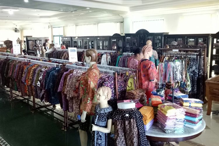 Batik Cirebon dengan berbagai macam motif dapat dibeli di daerah Plered, Cirebon. Salah satu yang menawarkan banyak alternatif ialah di butik EB Batik Tradisional Cirebon. 