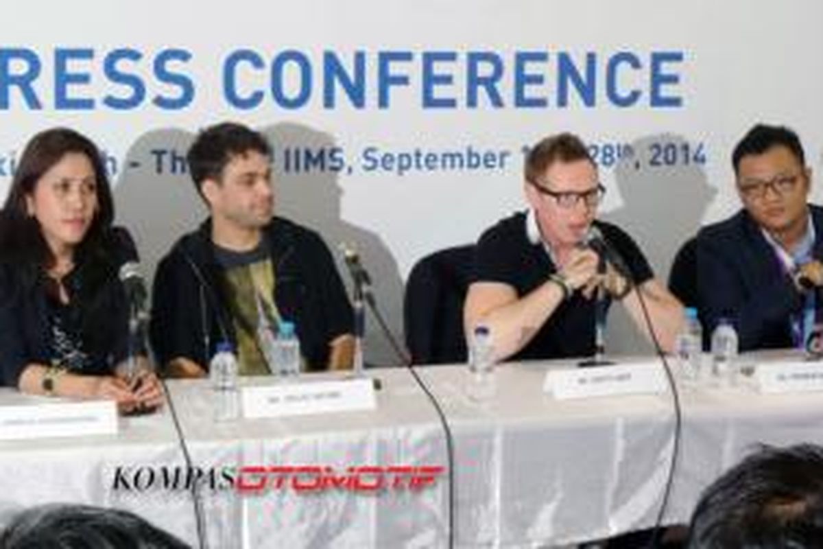 Konferensi pers Arkarna sebelum tampil di stan Suzuki pada IIMS 2014.