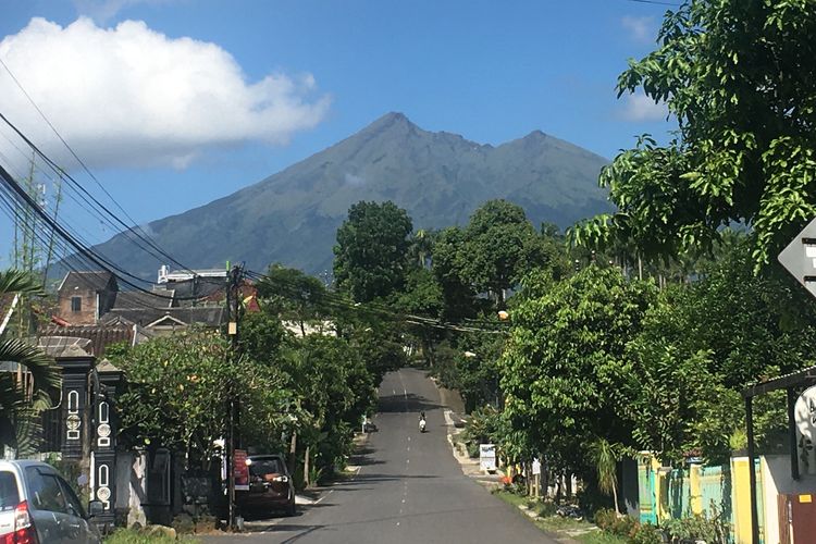 Satu ruas jalan di Kota Salatiga, Jawa Tengah, dengan Gunung Merbabu sebagai latar. Gambar diambil pada Selasa (24/5/2022).