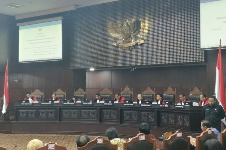 Suasana sidang pleno di gedung Mahkamah Konstitusi, Jakarta Pusat, Kamis (14/12/2017). MK mengabulkan permohonan uji materi Pasal 153 Ayat 1 huruf f Undang-Undang Nomor 13 tahun 2003 tentang Ketenagakerjaan (UU Ketenagakerjaan).  Permohonan tersebut diajukan oleh delapan pegawai swasta, yakni Jhoni Boetja, Edy Supriyanto Saputro, Airtas Asnawi, Syaiful, Amidi Susanto, Taufan, Muhammad Yunus, dan Yekti Kurniasih.  Dengan adanya putusan MK tersebut, maka sebuah perusahaan tidak bisa menetapkan aturan yang melarang karyawannya untuk menikah dengan teman satu kantornya.  