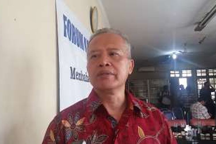 Peneliti Formappi Bidang Sarana dan Prasarana, I Made Leo Wiratma di Kantor Formappi, Matraman, Jakarta Timur, Kamis (7/4/2016)