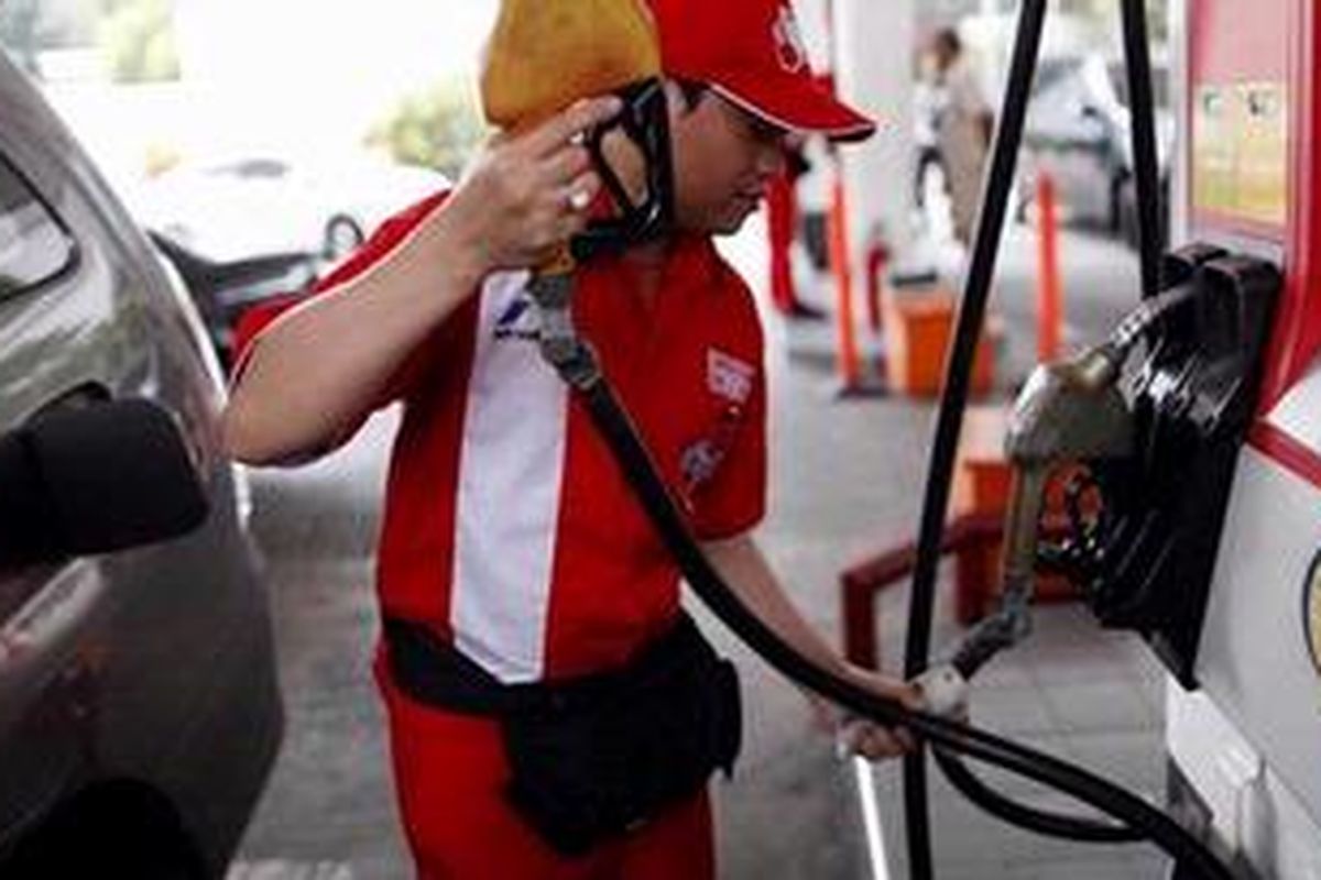 Petugas bersiap mengisi bahan bakar minyak (BBM) subsidi ke kendaraan pelanggan di SPBU di kawasan Cikini, Jakarta Pusat, Senin (26/3/2012). Pemerintah bersikeras untuk menaikkan BBM subsidi sebesar Rp. 1.500 per untuk mengamankan anggaran negara.