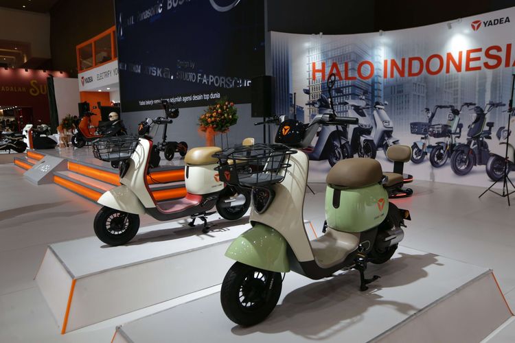 Motor listrik parikan China, Yadea resmi meluncur di Indonesia International Motor Show (IIMS) 2023 di JIExpo, Kemayoran, Jakarta Pusat, Minggu (19/2/2023). Yadea klaim berhasil menjual ratusan unit motor  dan sepeda listrik di ajang IIMS 2023.