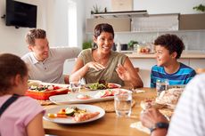 Orangtua, Simak 6 Manfaat Makan Bersama Keluarga bagi Pelajar