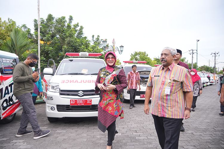 Bupati Klaten Sri Mulyani dan Kepala Dinkes Klaten Cahyono Widodo menggelar apel ambulans di halaman Pendapa Ageng Kabupaten Klaten, Kamis (13/4/2023). 