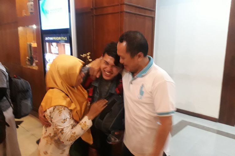 Suasana haru saat orangtua memeluk anaknya yang baru tiba di Bandara Internasional Juanda, Surabaya, Jawa Timur, Sabtu (15/2/2020) malam.