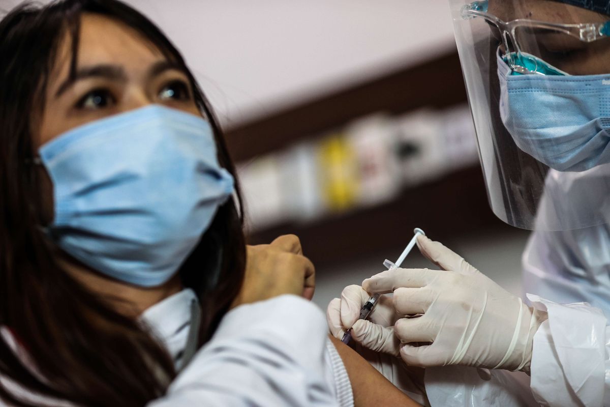 Petugas kesehatan menerima suntikan vaksin corona buatan Sinovac di Rumah Sakit Siloam TB Simatupang, Jakarta Selatan, Kamis (14/1/2021). Vaksin Sinovac telah mendapatkan izin penggunaan darurat atau emergency use authorization (EUA) dari Badan Pengawas Obat dan Makanan (BPOM). Dengan izin penggunaan darurat ini, vaksin CoronaVac produksi Sinovac Life Science Co.Ltd.China dan PT Bio Farma (Persero) dapat digunakan untuk program vaksinasi di Indonesia.