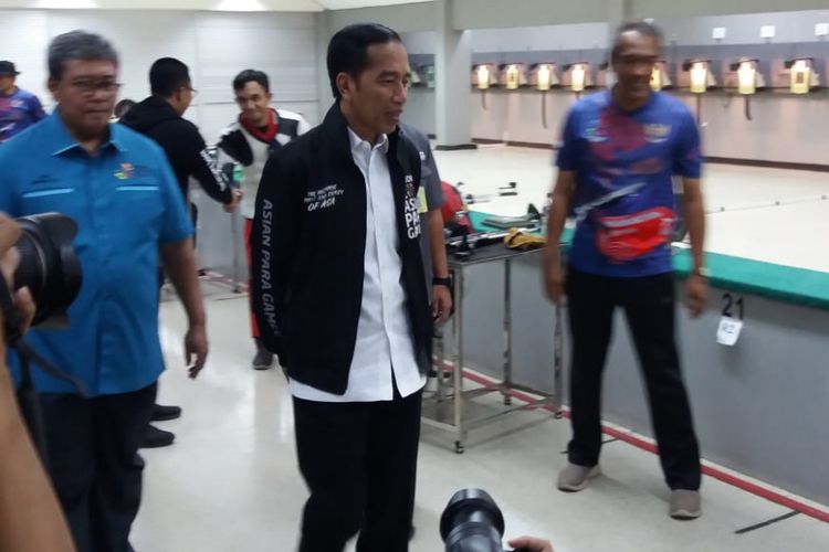 Presiden Joko Widodo meninjau jalannya latihan para atlet menembak yang akan berlaga di kompetisi Asian Para Games 2018, Kamis (27/9/2018)