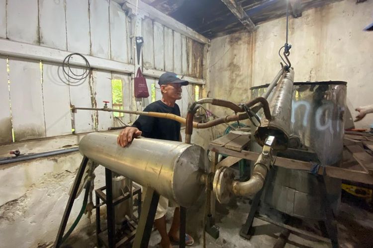 Mesin pengolah minyak pala di perkebunan milik Pongky Van Den Broeke di Banda Besar. 