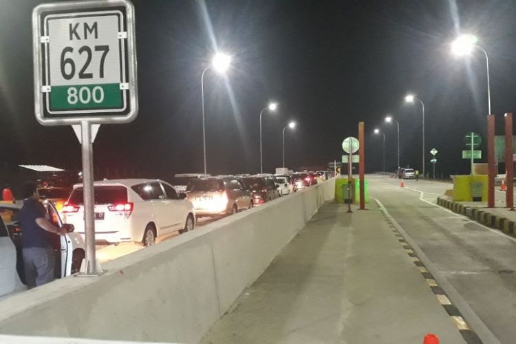 Antrean kendaraan terpantau di Tol Ngawi-Kertosono pada Sabtu (16/6/2018) malam.