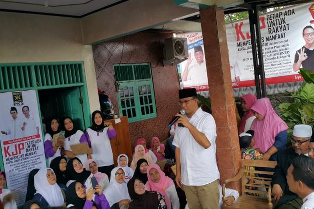 Calon gubernur DKI Jakarta Anies Baswedan berdialog dengan warga di Kelurahan Semanan, Kalideres, Jakarta Barat, Selasa (7/3/2017).