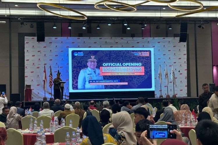 Pembukaan business matching Kamar Dagang dan Industri (KADIN) Kota Dumai dan Indonesia-Malaysia-Thailand Growth Triangle (IMT-GT) di The Zuri Hotel and Convention, Kota Dumai, Sabtu (15/11/2025).