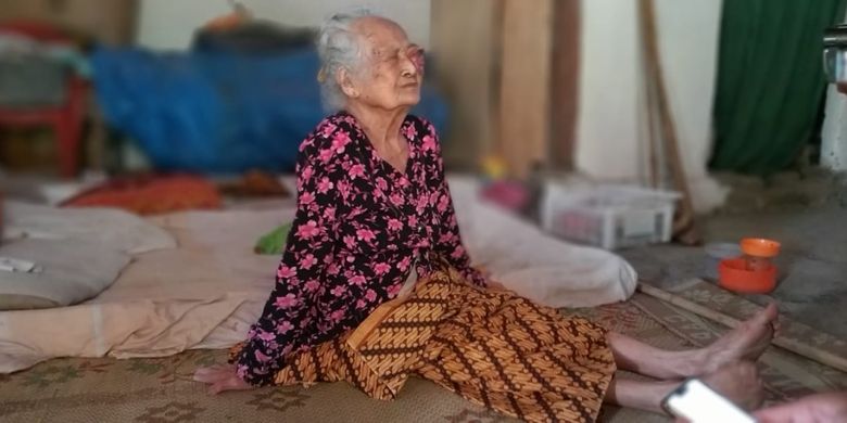 Semenjak terserang kanker di bagian mata, penglihatan Mbah Siam menjadi buta. Untuk ke kamar mandi ia berjalan merangkak dan meraba-raba dengan tongkat kayu.