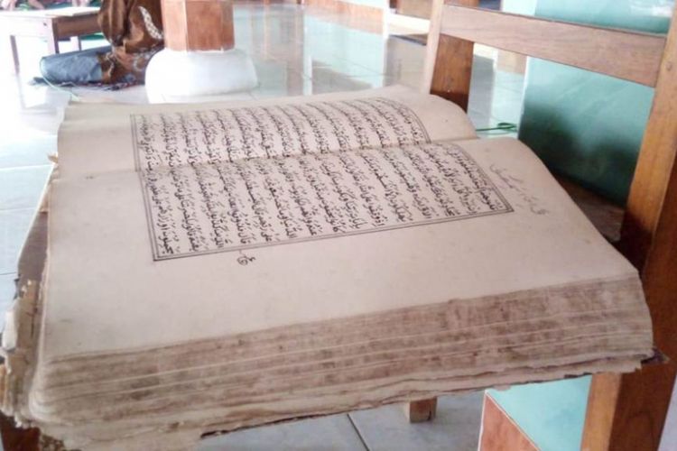 Kitab Blawong atau Al Quran tulisan tangan Simbah Jamaludin, salah satu peninggalan kuno di Masjid Attaqwa Desa Gogodalem. Kitab suci bersampul kulit ini dibuka dan dibaca setiap tanggal 20 Syaban.