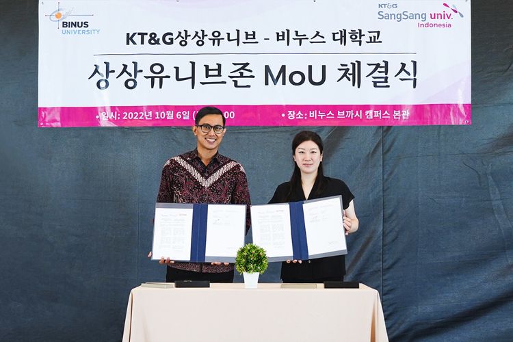 KT&G Sangsang Univ. menandatangani MOU dengan Binus University untuk mendukung mahasiswa. Young Ah Shim (kanan), Head, KT&G Social Contribution Office, dan Gatot Soepriyanto, Dekan Binus di Kampus Bekasi, tengah berfoto