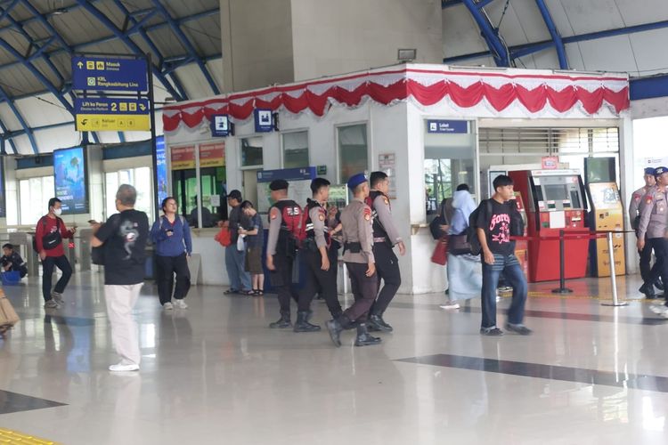 Diduga Ingin Ikut Demo di DPR, Sejumlah Pria Digeledah Polisi di Stasiun Palmerah