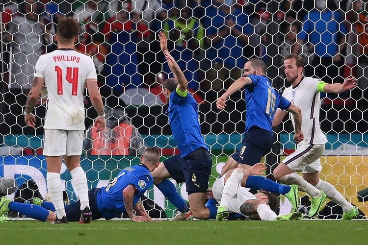 Bek Italia Leonardo Bonucci (kedua-kanan) bersiap untuk menendang bola saat mencetak gol penyeimbang pada final Euro 2020 Italia vs Inggris di Stadion Wembley di London pada 12 Juli 2021. Terdekat, timnas Inggris dan Italia akan bertemu di Stadion San Siro pada matchday kelima UEFA Nations League Liga A3, Sabtu (24/9/2022) dini hari WIB. Jadwal UEFA Nations League tersedia di artikel ini.