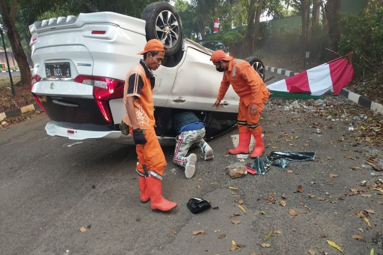 Mobil yang tabrak pengendara motor hingga terguling di Jalan Gatot Subroto, Senayan, Jakarta  Pusat, Senin (7/8/2023) lalu.