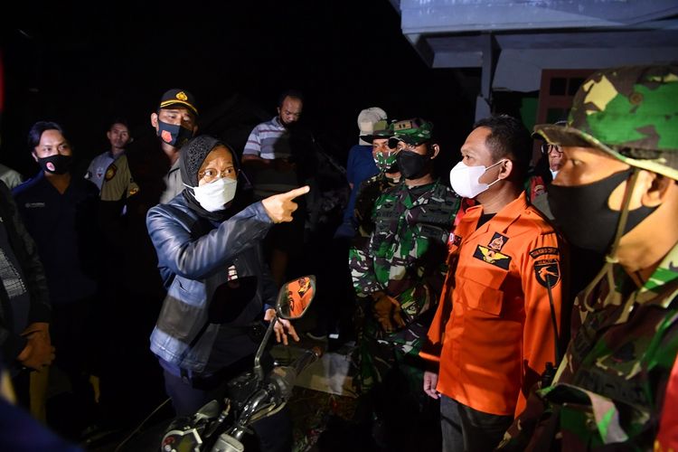 Social Minister Tri Rismaharini (left) with Lumajang Regent Thoriqul Haq (right) visiting the location affected by the earthquake in Kali Uling Village, Lumajang, East Java, Sunday, April 11.