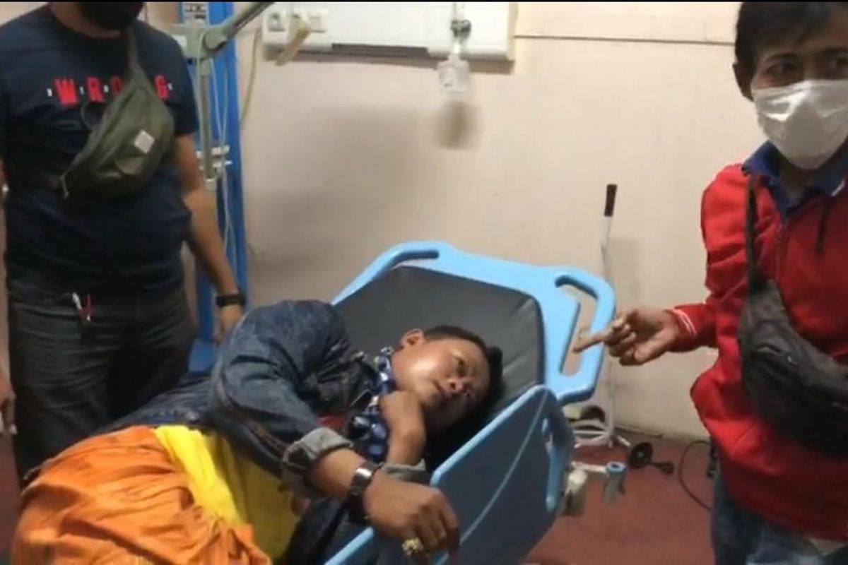 Mat Tasid, pendukung salah satu Cakades Bujur Barat, Kecamatan Batumarmar, Kabupaten Pamekasan setelah kepalanya ditebas dengan celurit, dirawat di Puskesmas Tamberu.