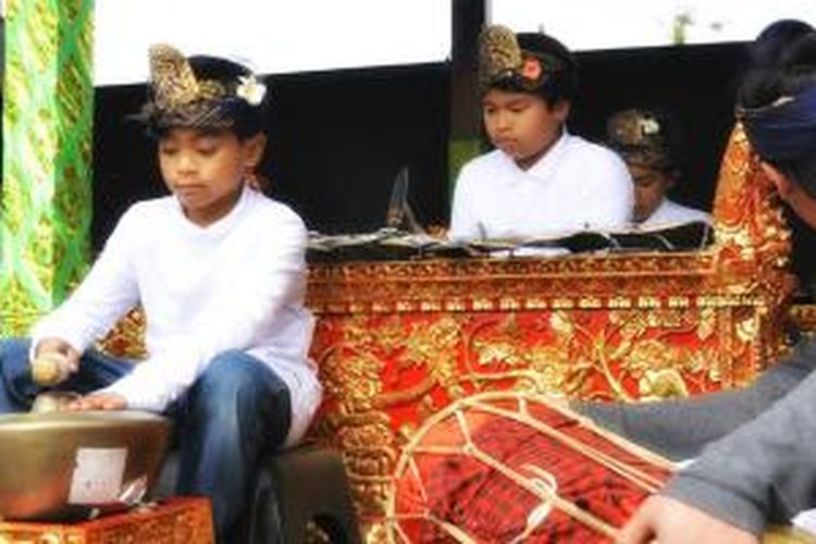 Anak-anak Indonesia belajar gamelan di Kota Brussel.