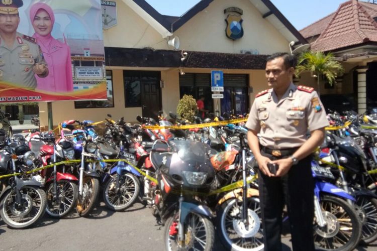 Kapolres Madiun Kota, AKBP Sonny Mahar Budy Adityawan menunjukkan puluhan sepeda motor milik pesilat yang disita karena melanggar kesepakatan bersama saat perayaan Suran Agung, Jumat ( 22/9/2017).