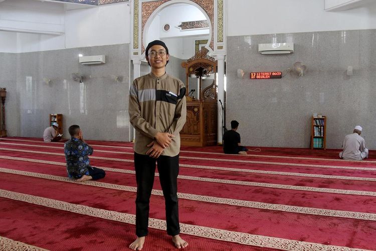 Deskananda (19) , Mufaddal (20) dan Zakiyul Fahmi (23) Mahasiswa UIN Ar Raniry Banda Aceh menjadi marbot di Masjid Al Jihad Desa Jeulingke, kecamatan Syiah Kuala kota Banda Aceh. Jum'at (22/03/2024)