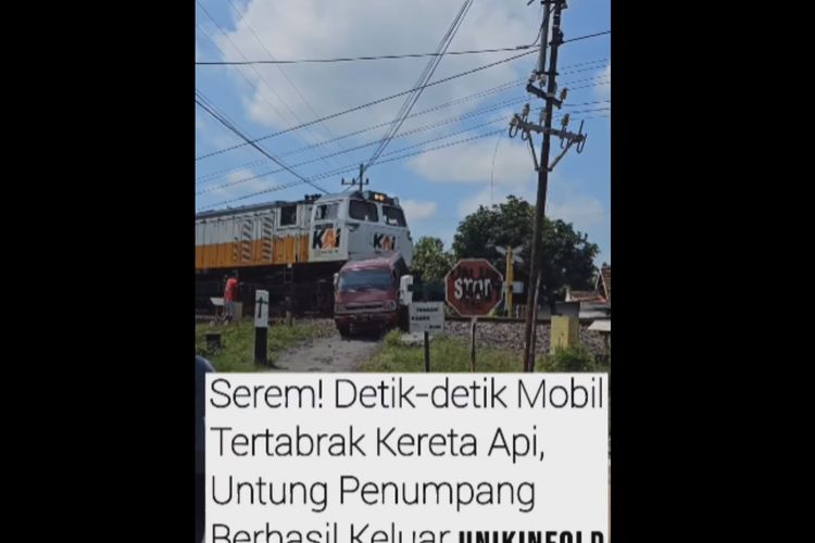 Tangkapan layar video KA Argo Semeru menabrak mobil yang nekat menerabas perlintasan tanpa terjaga yang sudah dipasangi patok di Madiun, Jumat (12/4/2024).