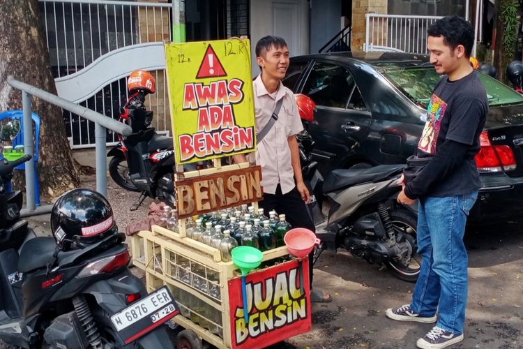 Pedagang bensin eceran di Jalan MGR Sugiyopranoto, Kelurahan Kiduldalem, Kecamatan Klojen, Kota Malang, Jawa Timur yang menjadi korban penipuan dua pengedar uang palsu beberapa hari lalu. 