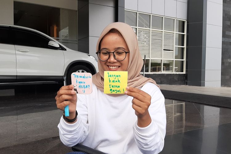 Winona Wardhani saat menunjukan kata-kata motivasi yang ditulisnya di secarik kertas.