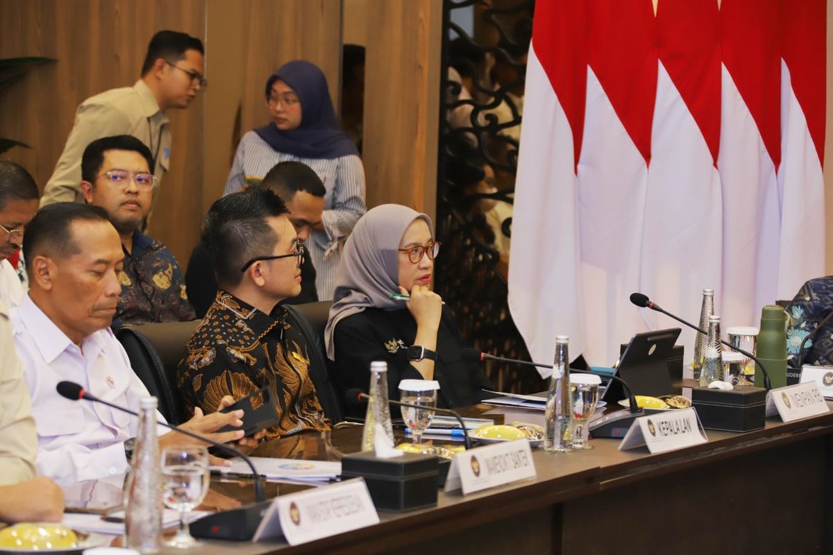 Menteri PANRB Rini Widyantini dalam Rapat Tingkat Menteri terkait pembahasan Inpres Nomor 8 Tahun 2025 di Kementerian Koordinator Bidang Pembangunan Masyarakat, Jakarta, Selasa (8/7/2025).