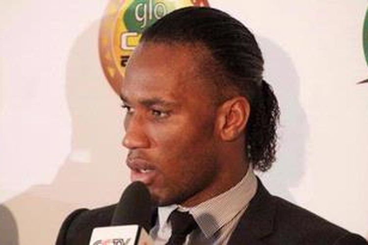 Striker Pantai Gading Didier Drogba tengah melakukan konferensi pers dalam acara Penghargaan Pesepak Bola Terbaik Afrika dari Federasi Sepak Bola Afrika (CAF) di Acraa, Ghana, Kamis (20/12/2012). Gelandang Manchester City dari Pantai Gading, Yaya Toure, jadi yang terbaik di Afrika, mengalahkan rekan senegaranya, Drogba, dan pemain Kamerun, Alexandre Song. 