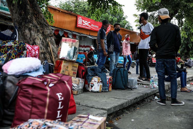 Calon penumpang bersiap naik bus di Terminal Kalideres, Jakarta Barat, Jumat (24/4/2020). Presiden RI Joko Widodo memutuskan untuk melarang mudik lebaran 2020 di tengah pandemi COVID-19 mulai 24 April guna mencegah perluasan penyebaran COVID-19 di wilayah Indonesia.