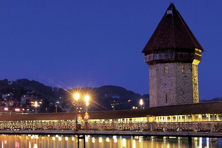 Water Tower dan Chapel Bridge di Kota Luzern, Swiss. 