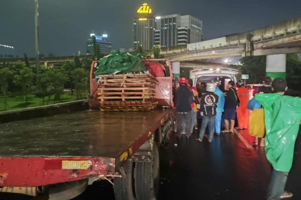 Seorang pengendara motor tewas setelah menabrak truk di Jalan TB Simatupang, tepat di sebelum Gedung Menara 165, Cilandak, Jakarta Selatan, Kamis (6/10/2022) malam.