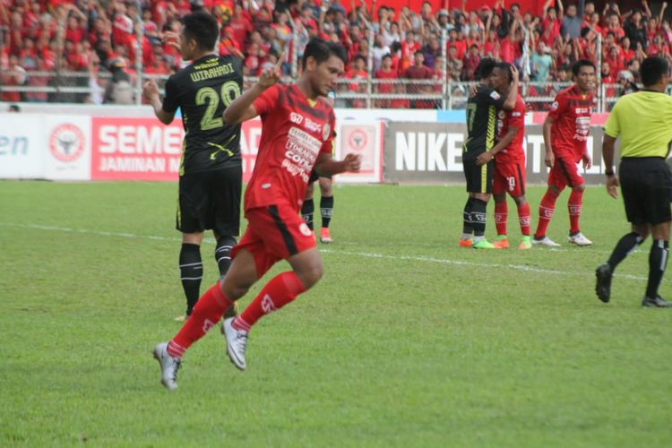 Manda Cingi menyumbang dua gol untuk kemenangan 3-1 Semen Padang dari Kalteng Putra