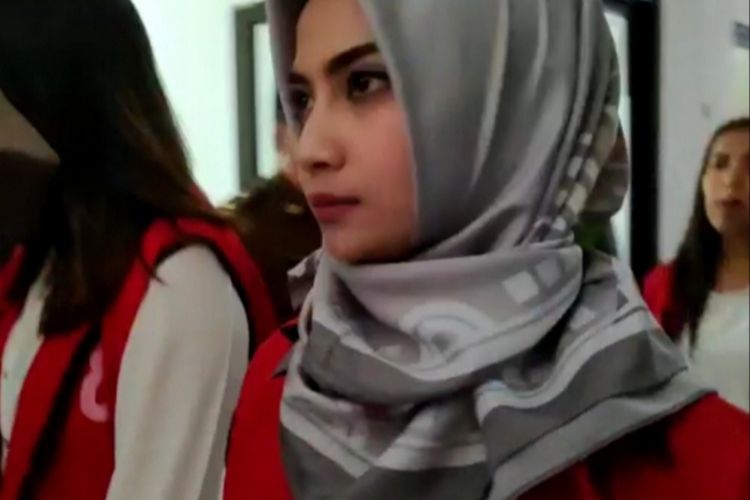 Artis VA berjilbab saat hadir di PN Surabaya, Selasa (14/5/2019)