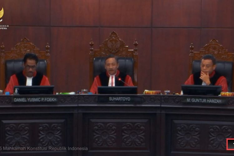 Ketua MK Suhartoyo (tengah) memimpin Sidang Pemeriksaan Pendahuluan untuk Perkara Nomor 217/PUU-XXIII/2025, Rabu (19/11/2025).